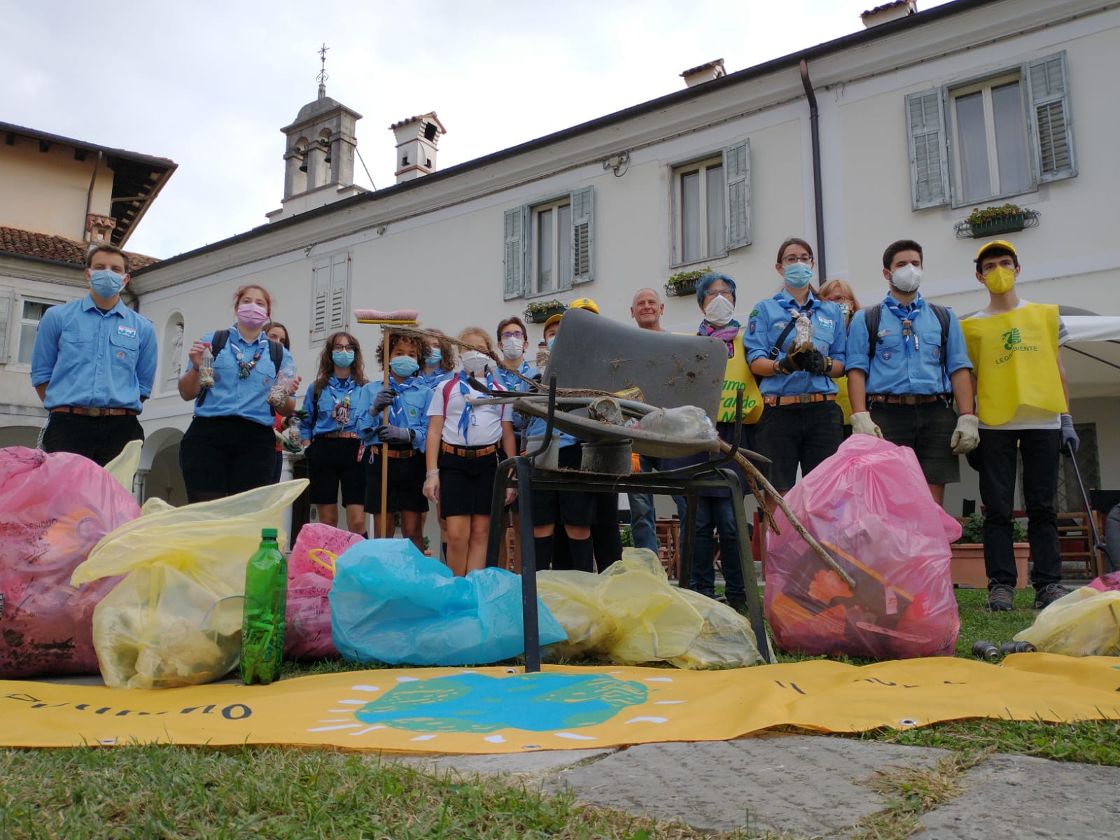 Mozziconi e lattine buttati per strada, volontari in campo per ripulire Gorizia